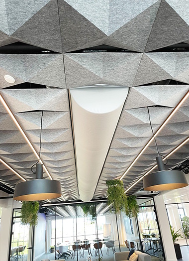 En stor fordel ved KE Fibertecs tekstilbaserede ventilationssystemer er brugen af lynlåse 