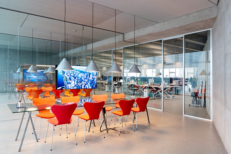 DEKOs glasvægsløsninger er udviklet specifikt til projektet og udført med klare samlinger samt specialudviklede fuldglasdøre