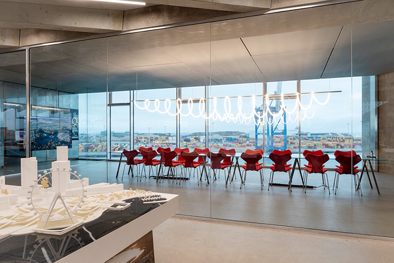 Kundetilpassede glasvægsløsninger fra DEKO understøtter arkitekturens åbne struktur