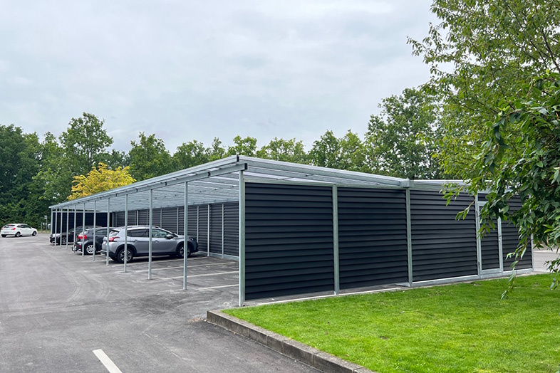 Hos Lyngsøe hjælper vi med at designe, producere og montere overdækninger i galvaniseret stål