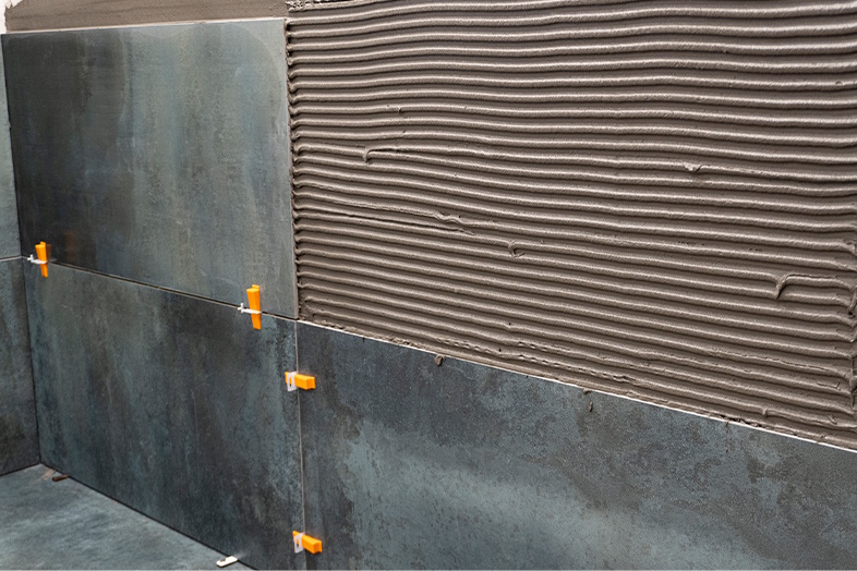 Vores populære Multi Fliseklæb bliver nemlig højfleksibel (S2), når den tilsættes LIP Multibinder.