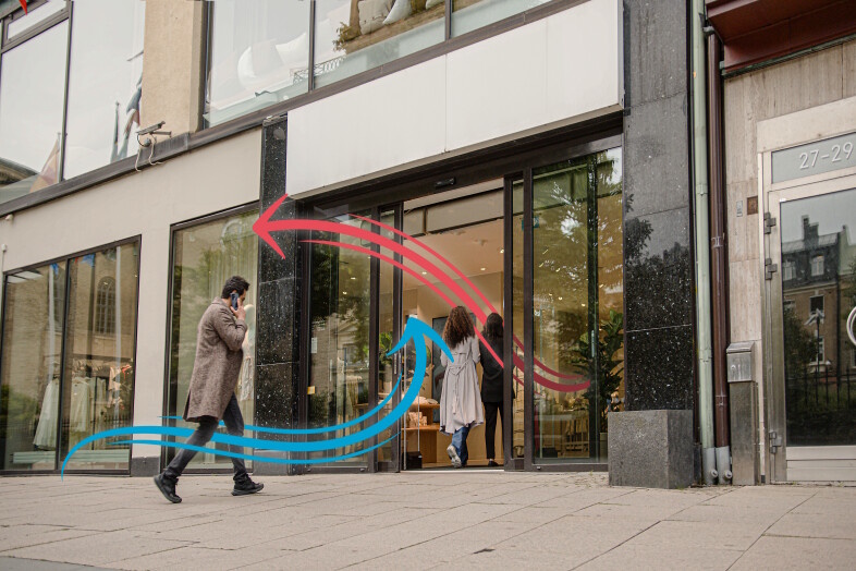 ecoLOGIC tilpasser løbende dørens hastighed og hold-åben tid baseret på kundeflow, temperaturforskelle og vejrforhold