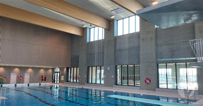 Med brandbeskyttende glas fra Vetrotech skabes et naturlig lys igennem svømmehallen.