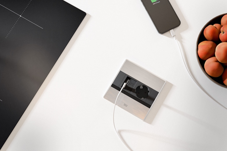 Udviklet af BACHMANN er SENSE den første strømudtag, der åbner og lukker helt uden berøring