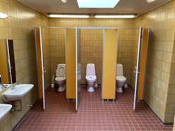 På Firhøjskolen i Kalundborg har man renoveret skoletoiletterne med Fibo-paneler