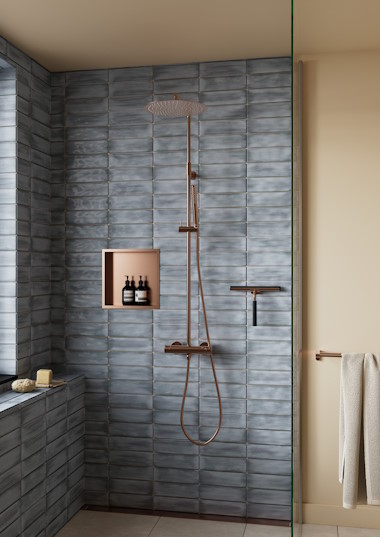 Iris fås i syv robuste overflader herunder den varme og eksklusive Børstet Bronze