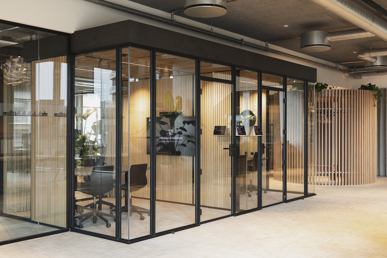 THE ROOM projekteres i den størrelse, projektet kræver.