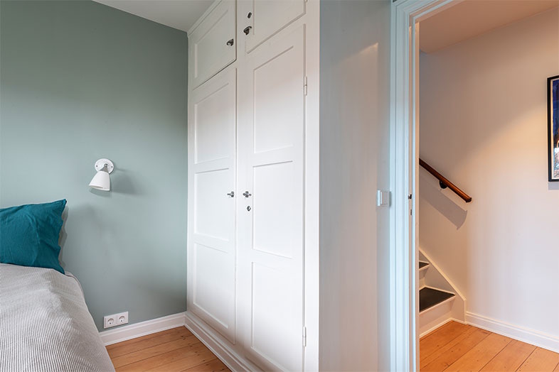 Med ABB-free@home kan lysstyrken reguleres med en app på telefonen. Eller der kan slukkes på alle fire etager med et enkelt tryk. 