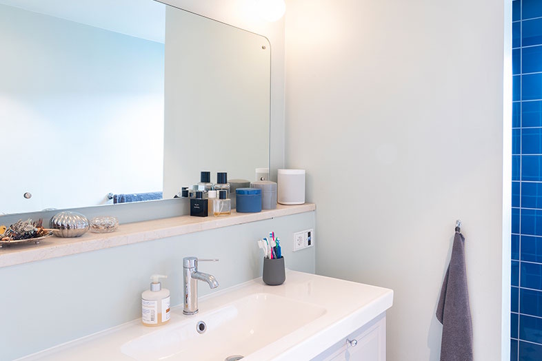 ABB-free@home styrer lys, varme og ventilation – eller hjælper med at finde næste musiknummer, der skal lyde i højttaleren.