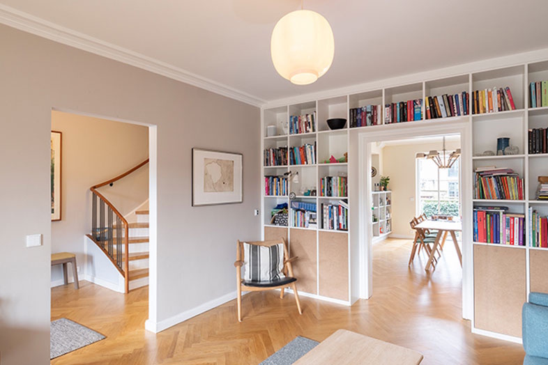 Oplev forvandling af ældre hus til et smart home med automatisk styring.