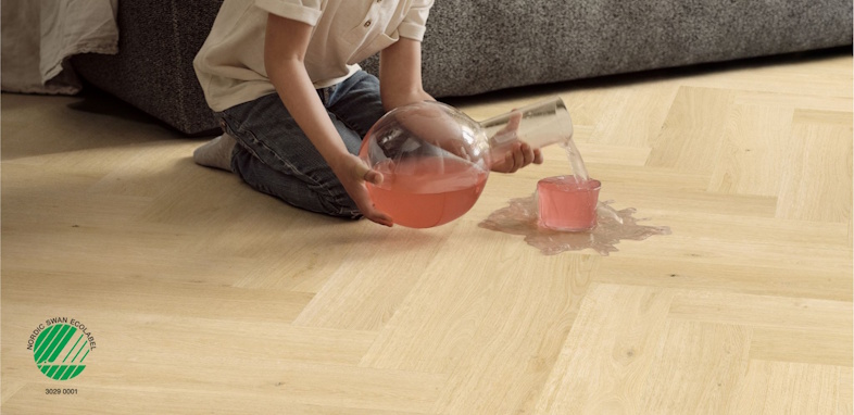 Takket være Pergos vandtætte konstruktion* forbliver overfladen tæt helt ned i plankernes fas, så spild, vand og rengøring ikke trænger ned i gulvet.