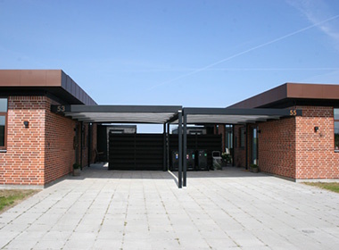 Derudover har vi leveret UNA Wall-carporte i sort pulverlakering, der er placeret mellem to naboer.