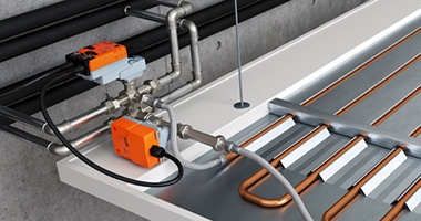 Belimos regulerende butterflyventiler og præcise temperatur-, flow- og differenstryk-sensorer sikrer en stabil temperatur i køleanlægget.