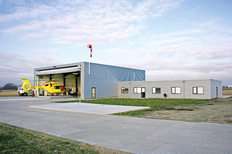 Helikopterbase med mandskabsfaciliteter og hangar.