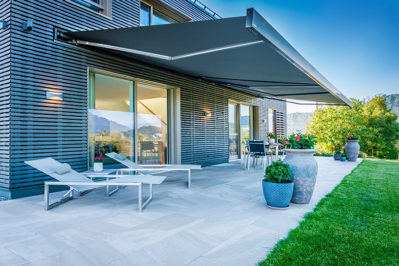 Den innovative vippeledsteknik med integreret sikkerhedsanordning mod synlige arme sikrer en ren og sikker lukning af markisen og øger samtidig stabiliteten. 