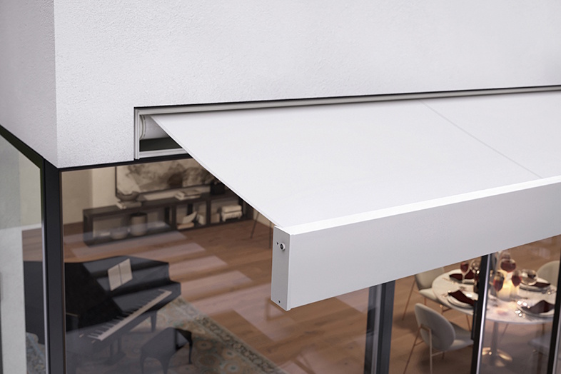 Robust, kantet kassettemarkise. Perfekt egnet til montering i nicher, under udhæng og på forretningsfacader.