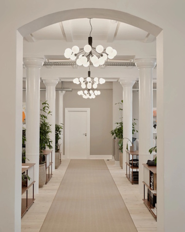 Lysekronerne afspejler Nuuras designfilosofi, hvor æstetik og funktion går hånd i hånd.