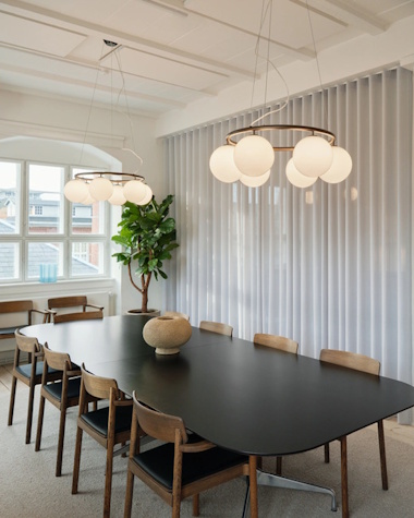 Belysningen er ikke blot funktionel, den former oplevelsen af rummet og skaber ro og sammenhæng