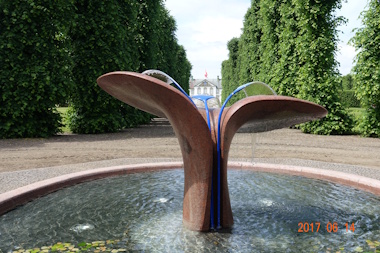 Danstein har blandt mange andre større anlægsprojekter udført granitarbejdet i forbindelse med springvandet på Lerchenborg Slot ved Kalundborg