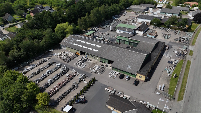 Danstein blev grundlagt i 1904, og i dag drives virksomheden med 40-50 medarbejdere af brødrene Christian og Mathias Theilgaard Nielsen, som er femte generation.