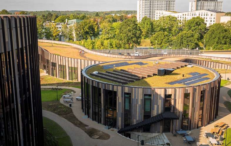Derbigum afhenter kvit og frit udtjent tagpap samt afskær for at genanvende materialerne til fremstilling af nyt tagpap.