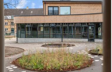 Udvidelsen af Heerup Skole illustrerer, hvordan læringsmiljø og materialevalg er tænkt ind i en helhedsorienteret arkitektonisk løsning