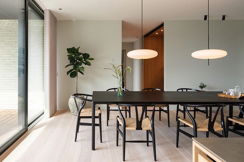 Resultatet er et loft, der visuelt fremstår som et klassisk, minimalistisk gipsloft