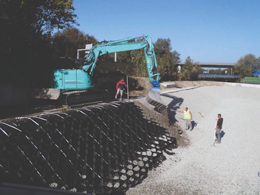 arkant øget bæreevne i jord med lav styrke, reducerede deformationer og sætninger, bedre fordeling af belastninger i undergrunden
