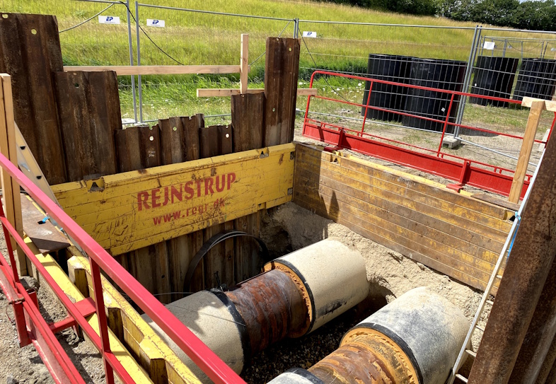 De traditionelle gravekasser har to faste sider, og de kommer med bolt- og splitsystem, så de er hurtige at sætte op