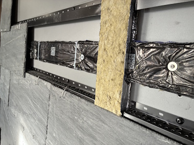 Den tilgang gør det muligt for rådgivere og entreprenører at arbejde med løsninger, der både lever op til nutidens sikkerhedskrav og samtidig understøtter bygninger