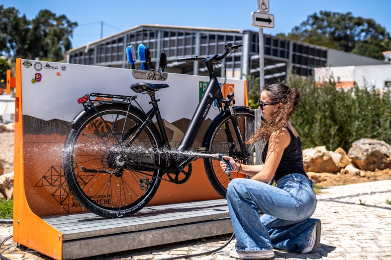 Robust cykelvaskeVaskestation med vandslange, afløbsbakke og 4 stk. rengøringstilbehør.