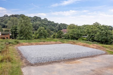 Materialets friktionsvinkel på 45 grader gør det desuden muligt at stabilisere skråninger