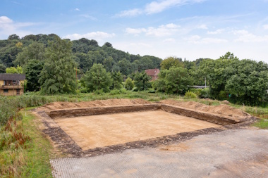 Materialets friktionsvinkel på 45 grader gør det desuden muligt at stabilisere skråninger