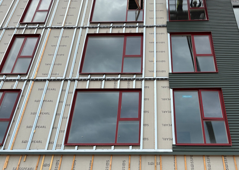 Bag facaden: Sådan sikres moderne byggeri mod brand