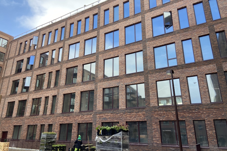 Facaderne er beklædt med teglsten i varierende farver og teksturer, 