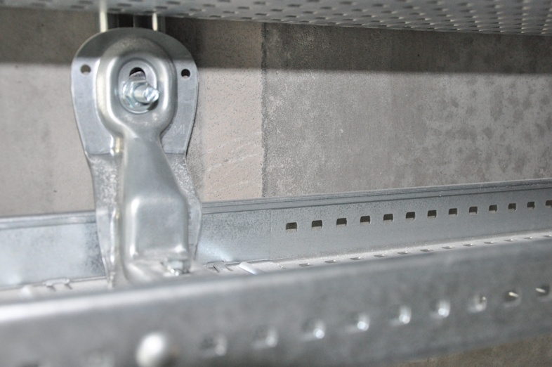 Det giver en både robust og æstetisk løsning, der matcher de rå betonvægge i det industrielle design