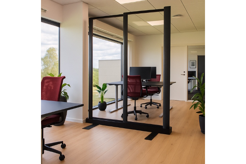 Fastmonteret vs. fritstående akustisk glasvæg