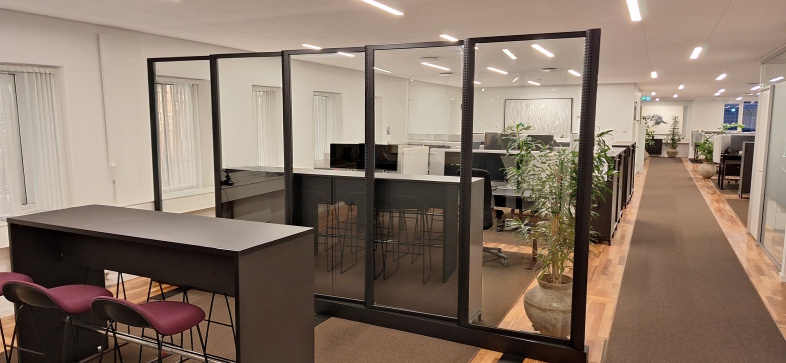 Sådan adskiller AcouriseWALL sig fra traditionelle skærmvægge