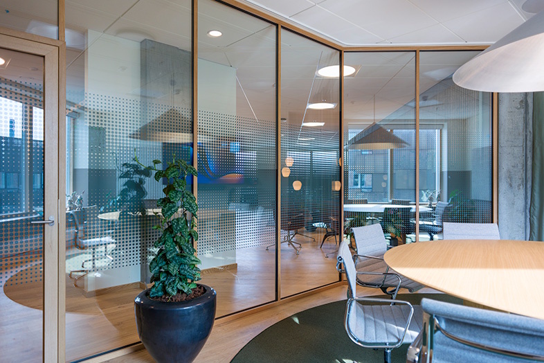 Glasvægge fra DEKO med træprofiler i fineret eg til BDO på Havneholmen