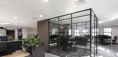 Det nye Low Carbon nedstroppede skinnesystem er udviklet med stål produceret i en elektrisk lysbueovn og med et højt indhold af genanvendt materiale. 