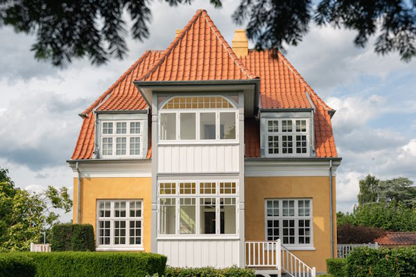 19 linoliemalede facadeelementer med historisk præcision til stor villa fra 1903