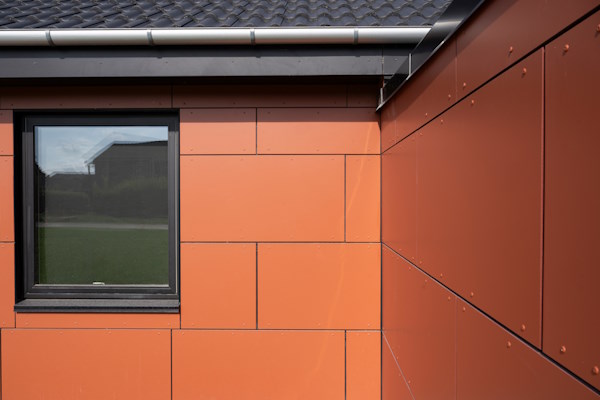 Almene boliger i Rødby genopstår i nye klæder og med farverige facader