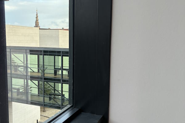 Bag facaden ligger forskellen – når lyd, fugt og brand bliver til én samlet strategi