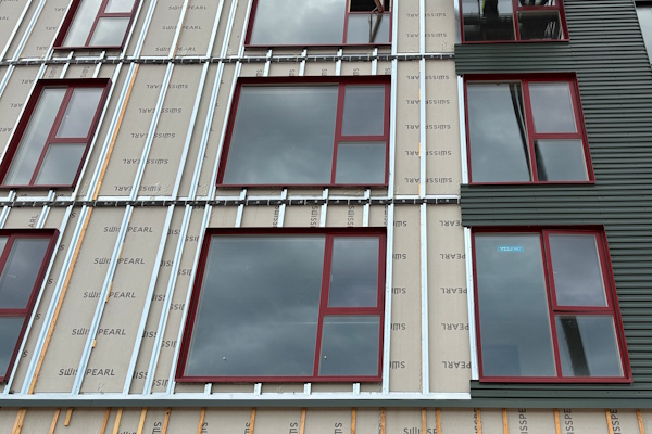 Bag facaden: Sådan sikres moderne byggeri mod brand