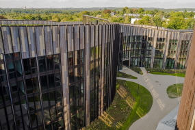 BaseCamp fletter sig ind i Lyngbys natur med facader i Rockpanel Woods