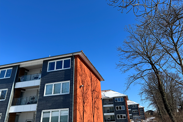 Boligafdelinger bliver renoveret med tagrender i zink-look og lavt CO2-aftryk