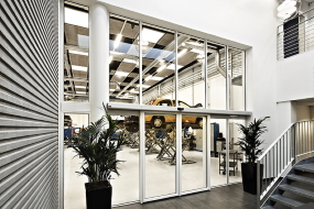 Brandskydedør i en glasvæg