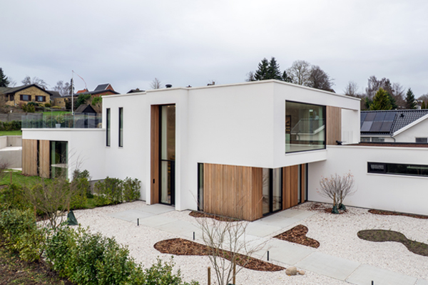 Cedertræ skaber varme i moderne funkisvilla