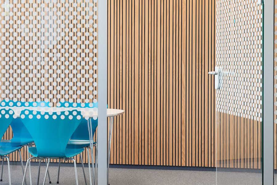 AKUSTISKE PANELER OG BÆREDYGTIGE TRÆLAMELPANELER