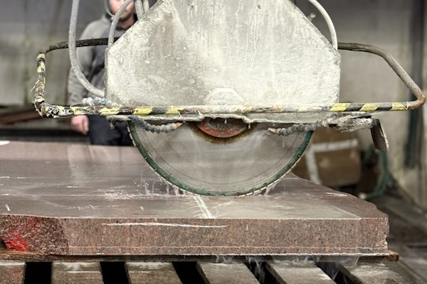 Danstein kan skabe flotte stenfacader af tonstunge natursten